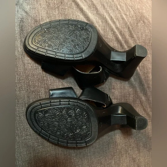 Black Sandal Size 11W - Picture 4 of 7